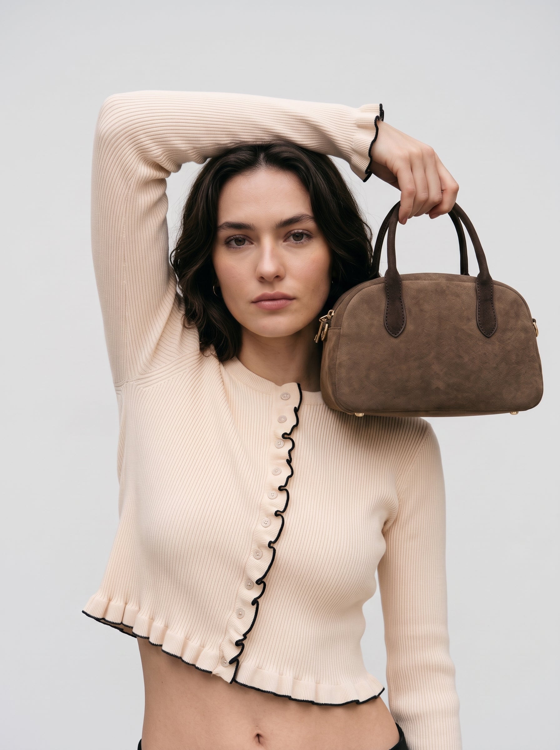 Girl_posing_with_handbag_2K_20261026095534.jpg