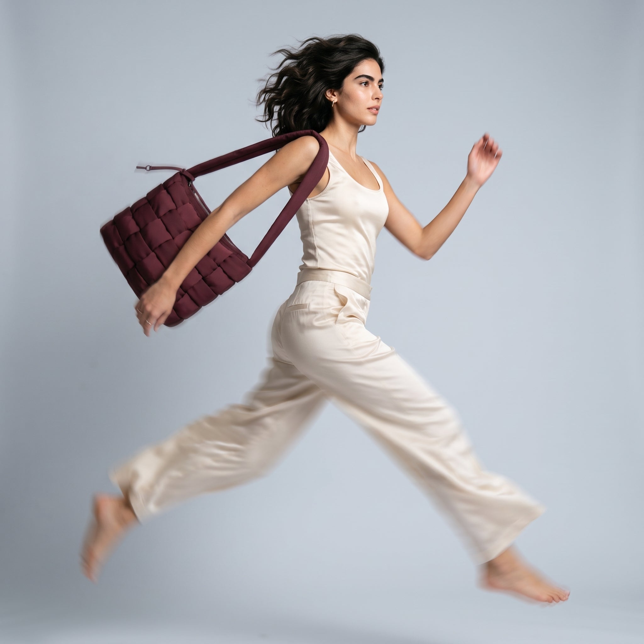 skyla_nylon_bag_movement_2.jpg