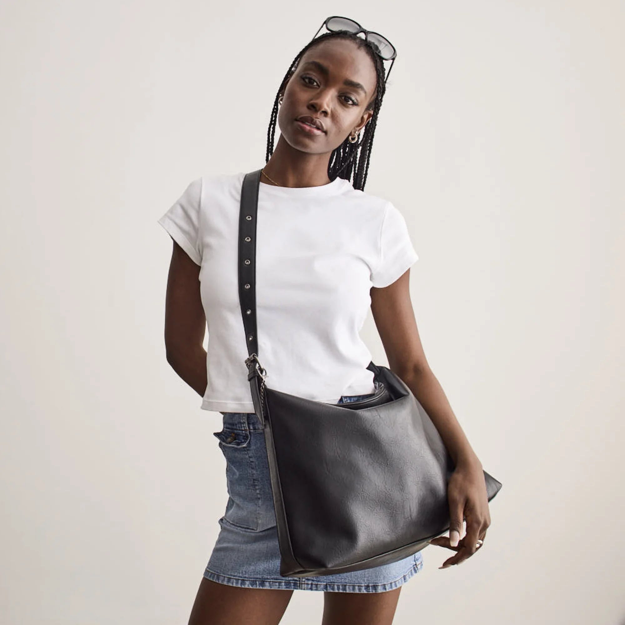 valerie-hobo-bag-black-a_7bd18bb1-1375-48ec-bc35-11500effe425.webp